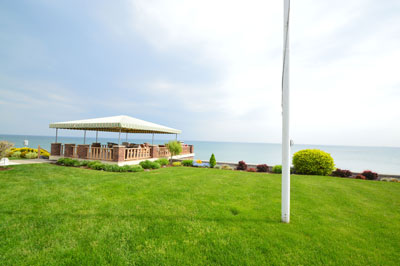 424 Beach Grounds Side Yard