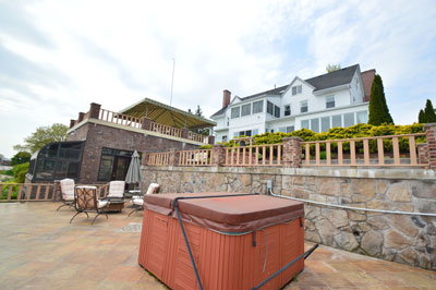 424 Beach Ave Grounds Hot Tub