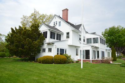 424 Beach Ave Grounds - East Side
