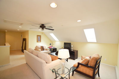 424 Beach Ave Waterfront Estate Sale - Guest Residence 3rd Floor Sitting Area
