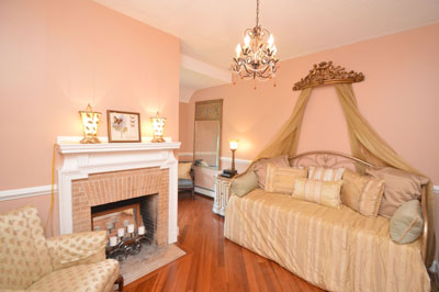 424 Beach Ave Guest Suites Fireside Room 1