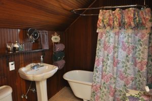 424 Beach Ave Waterfront Estate Sale - Guest Residence 3rd Floor Full Bath
